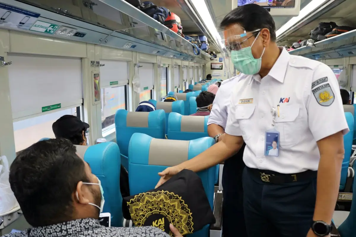 Direktur Utama (Dirut) PT KAI (Persero) Didiek Hartantyo saat menyapa penumpang kereta api