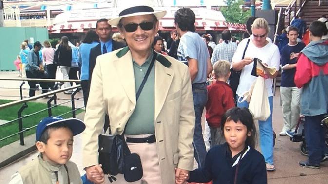 Potret Farrah Azizah Bareng Sang Kakek BJ Habibie (sumber: instagram/@farrahhab)