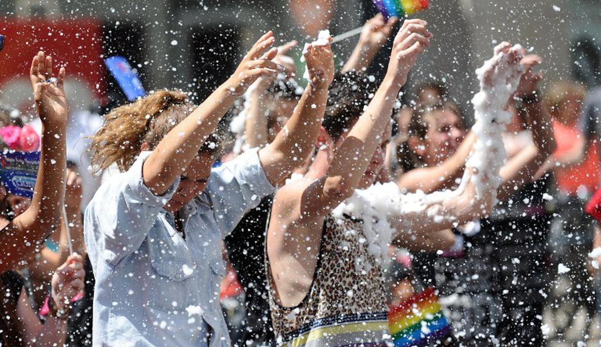 Para peserta parade merayakan Hari Pecinta Sesama Jenis dan Trangender dengan menyemprotkan busa, Nantes, Perancis, Sabtu (14/06/2014) (AFP Photo/Jean Sebastien)