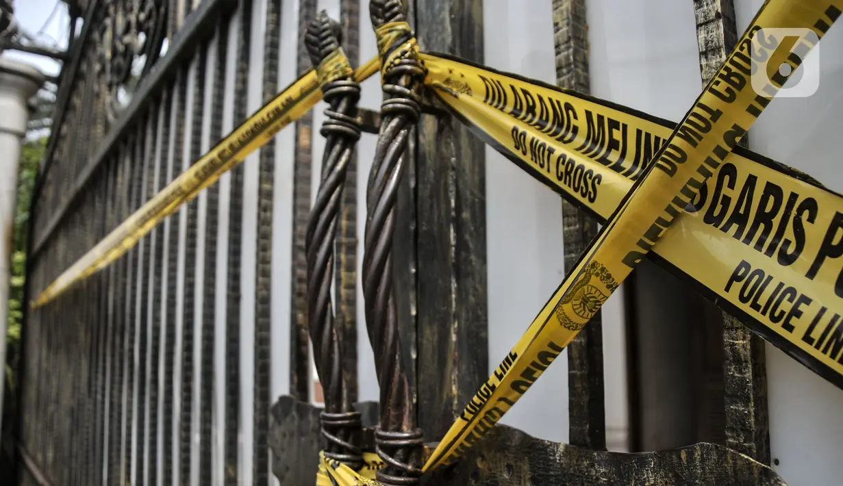 Garis batas polisi saat terpasang di gerbang rumah mewah yang dijadikan markas jaringan penipuan internasional di Jalan Selat Batam, Duren Sawit, Jakarta Timur, Kamis (6/4/2023). (merdeka.com/Iqbal S Nugroho)