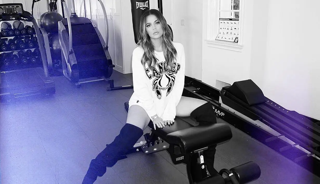 Dalam snapchat video yang diunggah, Khloe mengatakan bahwa ia sudah memulai hari pertama olahraga. (instagram/khloekardashian)