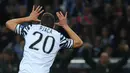 Striker Juventus, Marko Pjaca berselebrasi usai mencetak gol ke gawang Porto pada leg pertama babak 16 besar Liga Champions di Estadio do Dragao, Porto, Rabu (22/2). Pjaca mencetak gol memanfaatkan bola liar di kotak penalti Porto. (AP Photo/Paulo Duarte)