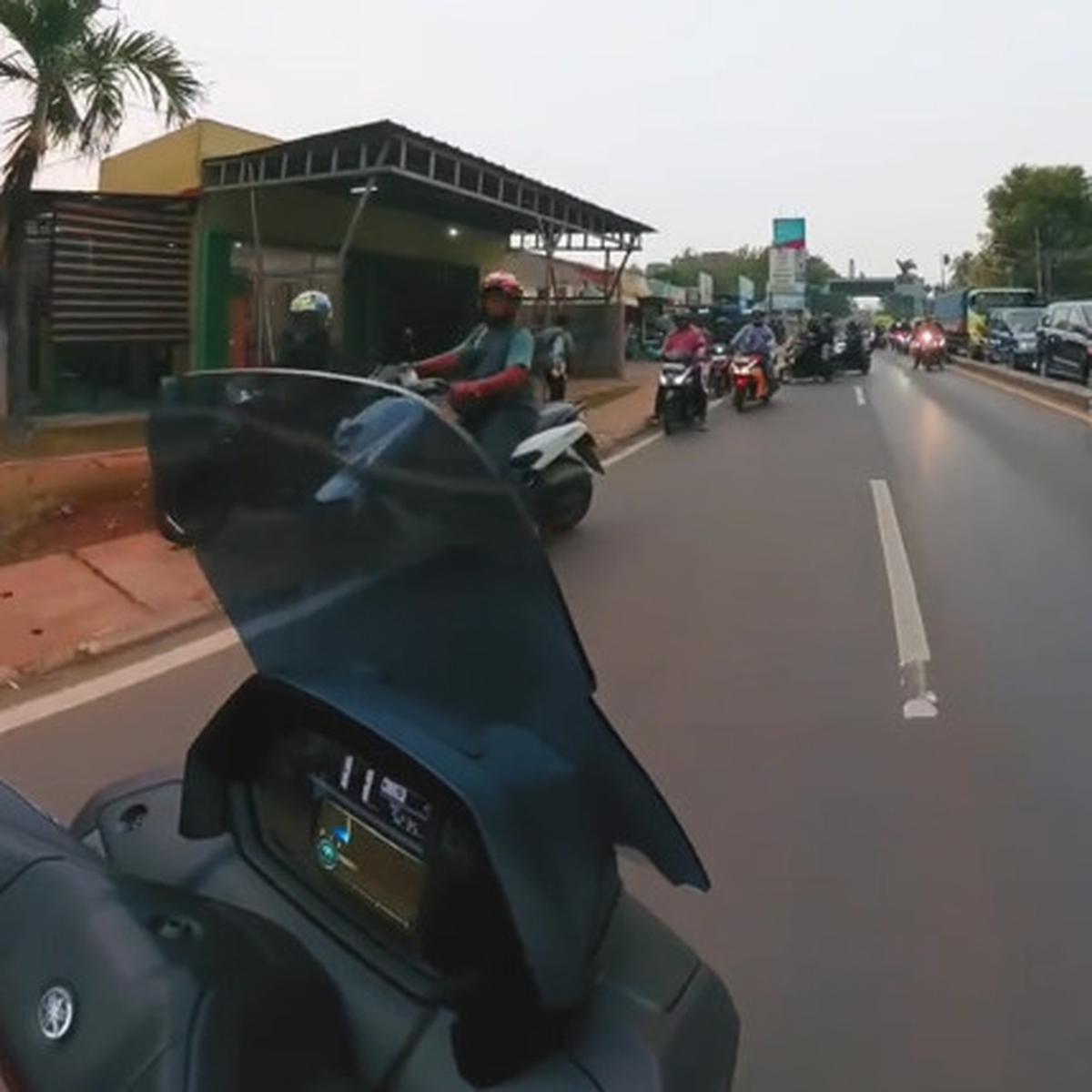 Auto Bubar, Aksi Pemotor dengan Mobil yang Kompak Hadang Pengendara yang Lawan Arus Jalanan Ini Banjir Pujian