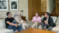 Raffi Ahmad dan Nagita Slavina hadir di kanal YouTube Rezky Adhitya dan Citra Kirana untuk membahas gaya parenting mereka. [Foto: YouTube/CitraRezky]