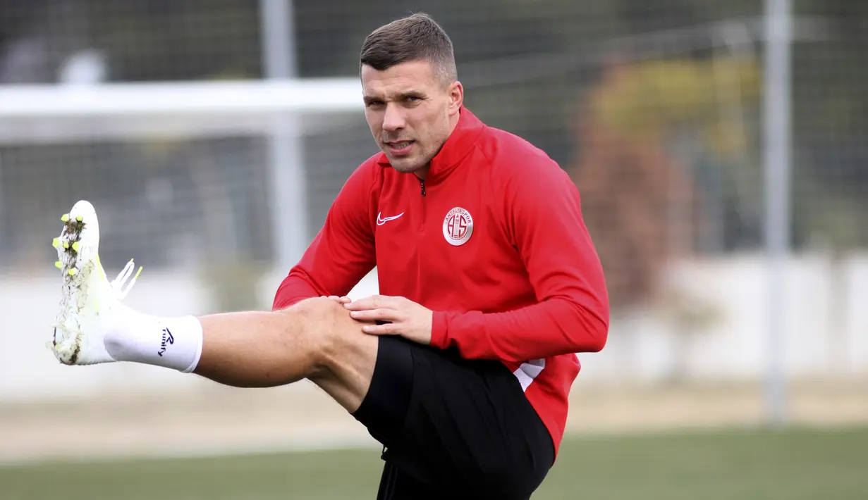 Penyerang baru Antalyaspor, Lukas Podolski melakukan pemanasan saat mengikuti latihan di Antalya, Turki (27/1/2020). Mantan striker Arsenal ini akhirnya memutuskan untuk kembali ke Eropa dan berlabuh di klub Turki, Antalyaspor. (AP Photo)