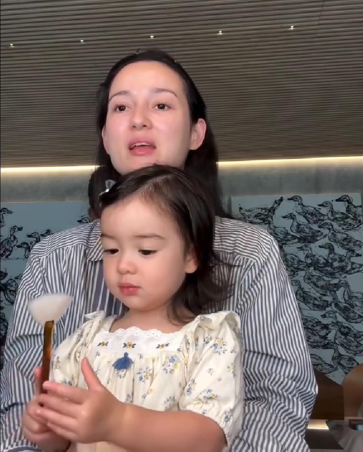 Momen Lucunya Brielle Anak Julie Estelle Temani sang Ibu Ketika Sedang Make Up, Anteng Sambil Dipangku
