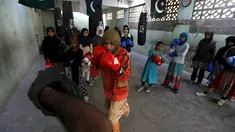 Seorang gadis Pakistan bernama Anum saat berlatih bersama pelatih tinjunya di kamp tinju wanita, Karachi , Pakistan, (20/2). Tempat latihan tinju khusus wanita ini adalah yang pertama yang ada di Pakistan. (REUTERS / Akhtar Soomro)