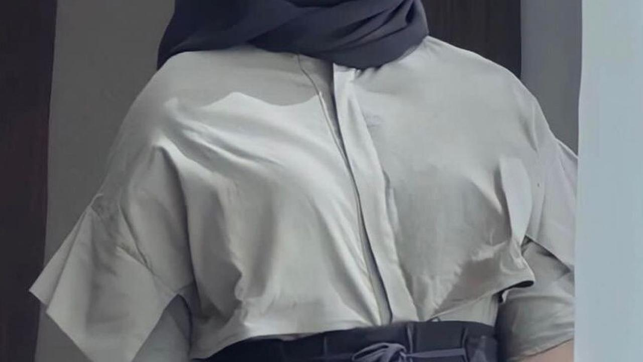 Perpaduan Baju dan Hijab Hitam ala Bripda Kirana
