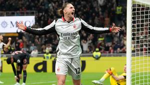 Pemain AC Milan, Adrien Rabiot, melakukan selebrasi setelah mencetak gol ke gawang Torino pada laga Liga Italia di Stadion San Siro, Minggu (22/3/2026) dini hari WIB. (AP Photo/Luca Bruno)