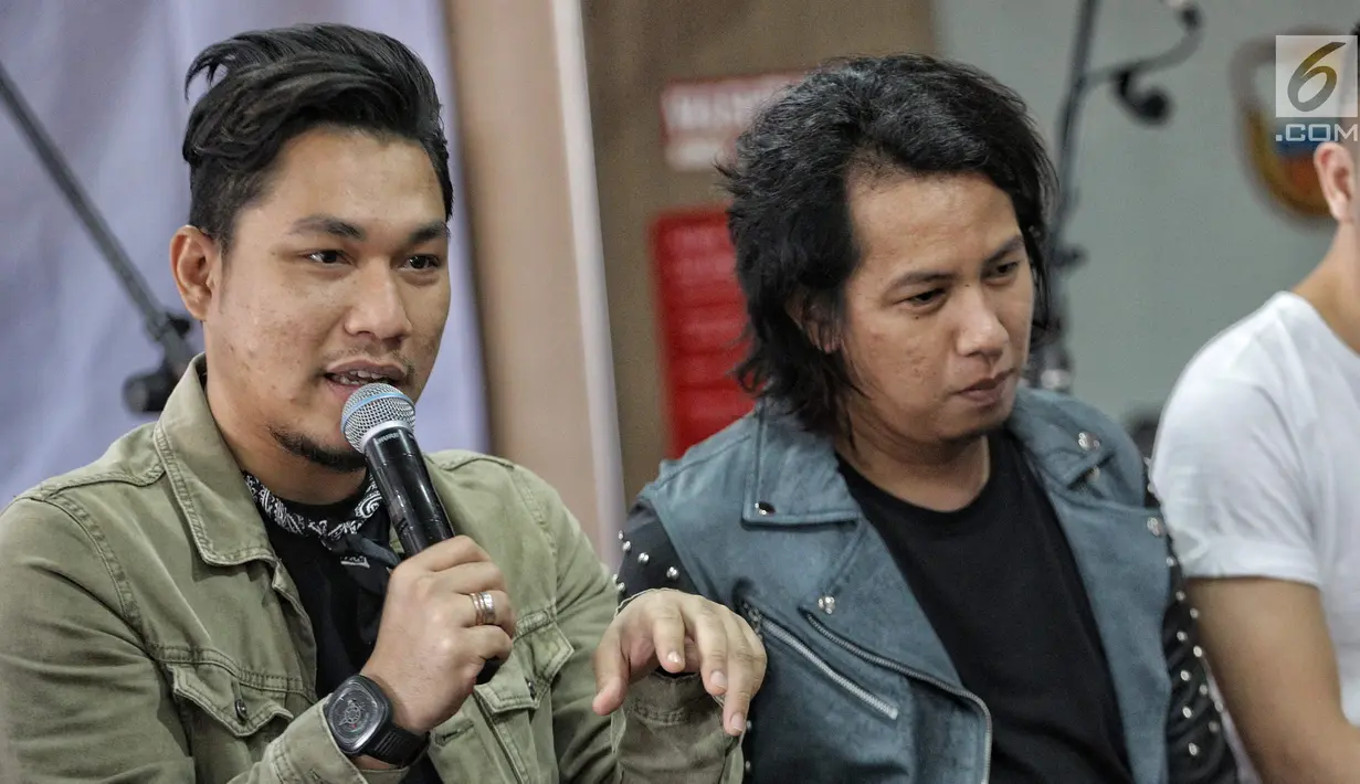 (kiri-kanan), Personil Band Armada Rizal Armada dan Mai  saat meluncurkan album terbaru  'Dengerin Abang Spesial Edition' di kawasan Kemang, Jakarta, Rabu (15/8). (Liputan6.com/Faizal Fanani)