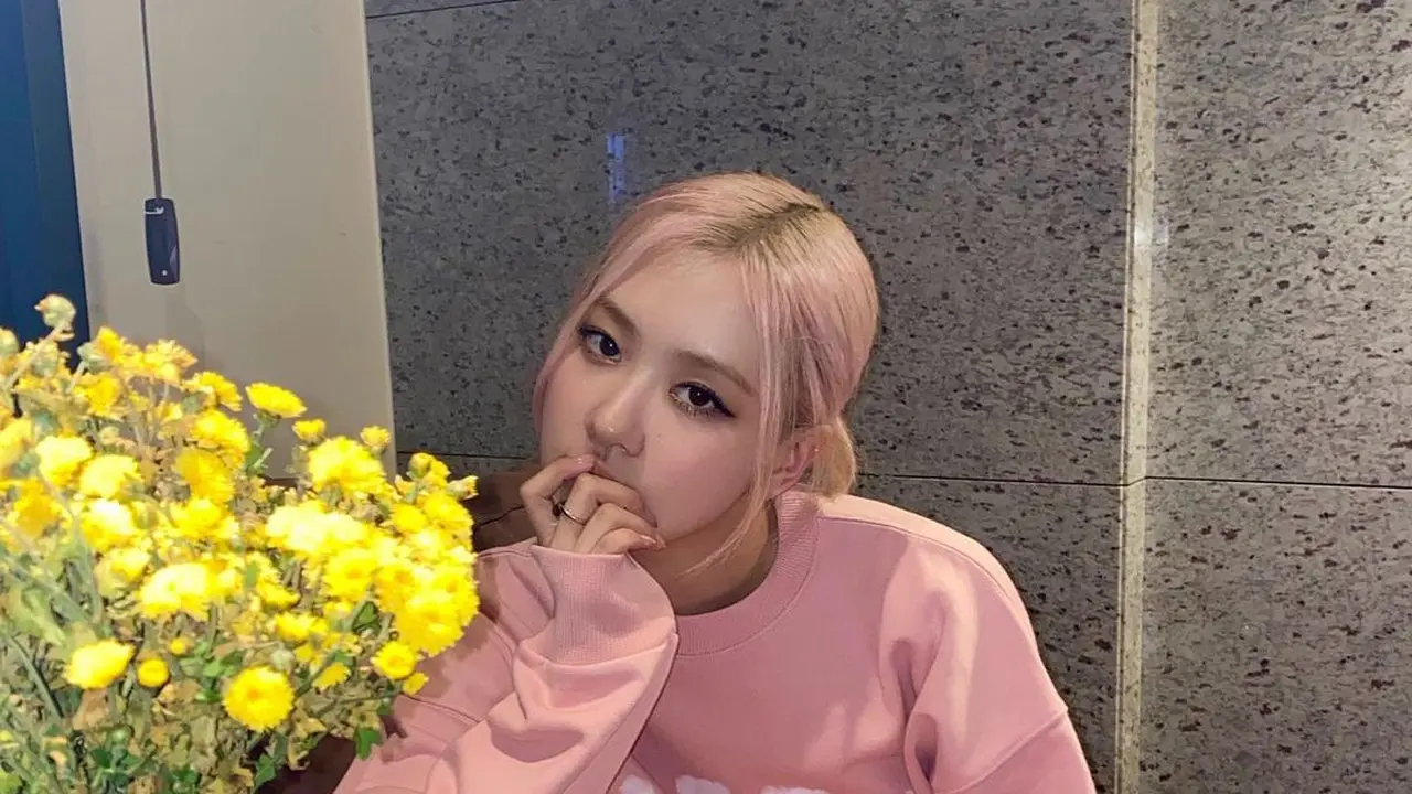Deretan Sweater Favorit Rose BLACKPINK, Ada yang Harganya Puluhan Juta