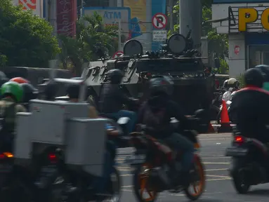 Kendaraan lapis baja TNI berjaga di pertokoan Glodok, Jakarta, Jumat (11/5). Pengamanan ketat dilakukan guna antisipasi peristiwa yang tidak diinginkan terkait Aksi Bela Palestina di Monas. (Merdeka.com/Imam Buhori)