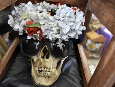 Tengkorak manusia yang dihias selama Festival Natitas di pemakaman La Paz, Bolivia, 8 November 2018. Festival ini adalah ritual mengerikan di mana tengkorak manusia (natitas) dibawa ke pemakaman La Paz untuk dihormati oleh ribuan orang. (AIZAR RALDES/AFP)