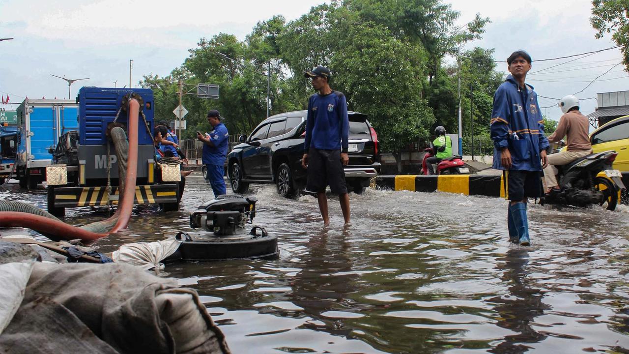FOTO: Mesin Pompa Dikerahkan, Banjir Mangga Dua Kini Surut