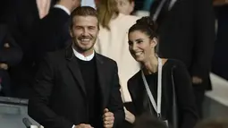 Mantan bintang Timnas Inggris, David Beckham (kiri), hadir menyaksikan laga PSG kontra Barcelona di Stadion Parc des Princes, Paris (1/10/2014). PSG unggul 3-2 atas Barcelona. (AFP PHOTO/Franck Fife)