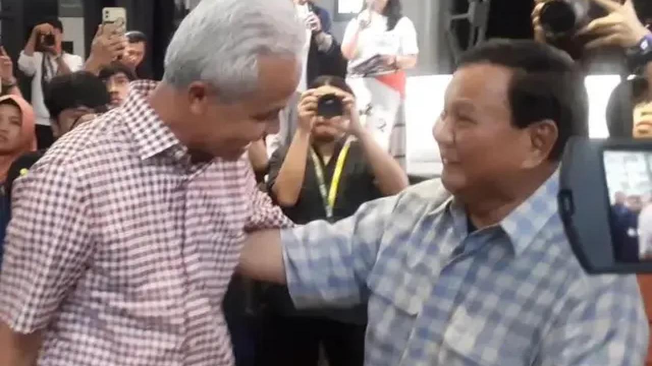 Selain itu, terkait dengan pertemanan ketiga bacapres tersebut, Ganjar mengaku saling sapa setiap adanya pertemuan, baik dengan Ketua Umum Partai Gerindra Prabowo Subianto ataupun bacapres Koalisi Perubahan Anies Baswedan.