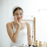 Ilustrasi perempuan yang sedang menggunaan toner untuk kulit berjerawat. Credit: pexels.com by Sarah Chai