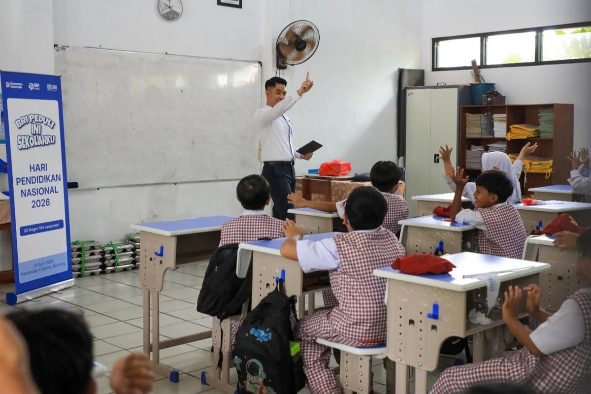 Hari Pendidikan Nasional, BRI Peduli Gelar Kelas Inspirasi hingga Berbagi Alat Tulis di SDN 104 Langensari Bandung
