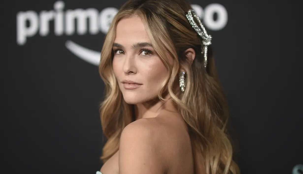 Zoey Deutch berpose saat tiba menghadiri pemutaran perdana film "Something From Tiffany's," di AMC Century City di Los Angeles pada Selasa, 29 November 2022. Sepotong berlian besar menghiasi rambutnya yang halus yang membuat Zoey Deutch tampil cantik. (Photo by Richard Shotwell/Invision/AP)