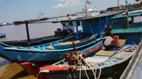 Perahu nelayan yang diduga membawa bom ikan. (Liputan6.com/Raden AMP)