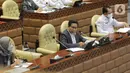 Menteri Desa, Pembangunan Daerah Tertinggal, dan Transmigrasi (Mendes PDTT) Abdul Halim Iskandar mengikuti rapat kerja dengan Komisi V DPR di Senayan, Jakarta, Senin (11/4/2022). Rapat membahas isu-isu terkait desa tertinggal serta rekruitmen Tenaga Pendamping Desa. (Liputan6.com/Angga Yuniar)