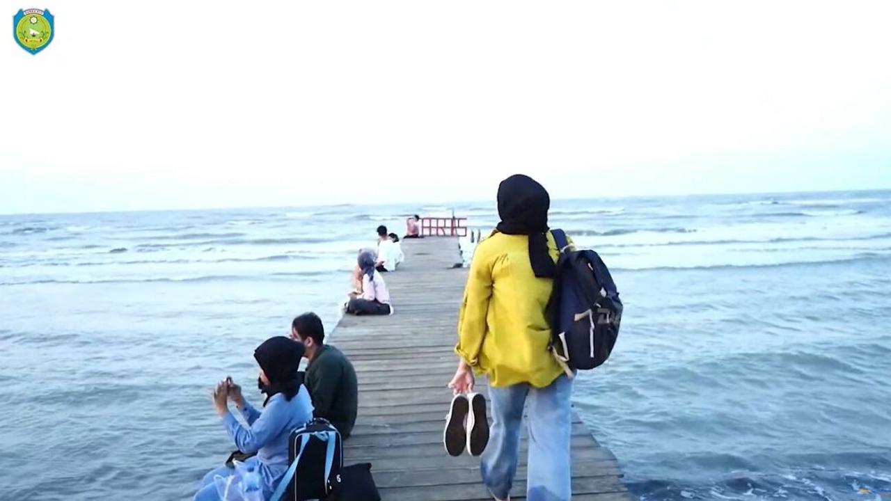 Menyaksikan Matahari Tenggelam dari Atas Dermaga