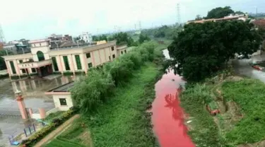 Sungai di Kediri berubah warna jadi merah darah. Warga sempat merinding. Dan KPK menutarakan bahwa belum ada indikasi korupsi di kasus sumber waras.