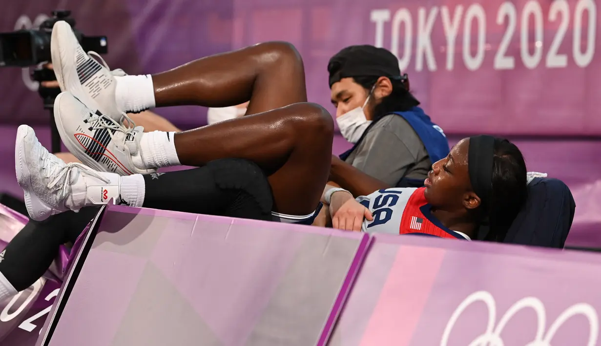 Jacquelyn Young dari AS jatuh di luar lapangan saat pertandingan bola basket 3x3 putaran pertama Olimpiade Tokyo 2020 antara AS dan Prancis di Aomi Urban Sports Park di Tokyo, pada 24 Juli 2021. (Andrej ISAKOVIC / AFP)