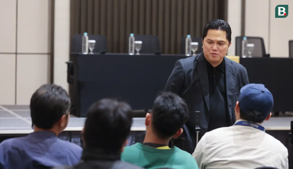 Ketua PSSI, Erick Thohir, berbincang dengan para wartawan saat jumpa pers di Menara Danareksa, Jakarta Pusat, Kamis (20/6/2024). (Bola.com/M Iqbal Ichsan)