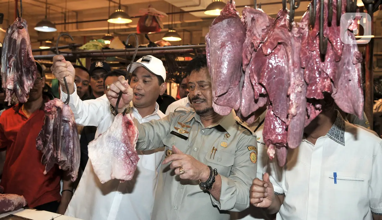Menteri Perdagangan Agus Suparmanto (tengah) dan Menteri Pertanian Syahrul Yasin Limpo (kiri) memeriksa daging saat inspeksi mendadak (sidak) ke Pasar Senen, Jakarta, Senin (3/2/2020). Sidak dilakukan untuk memantau harga bahan pokok yang dijual pedagang. (merdeka.com/Iqbal Nugroho)