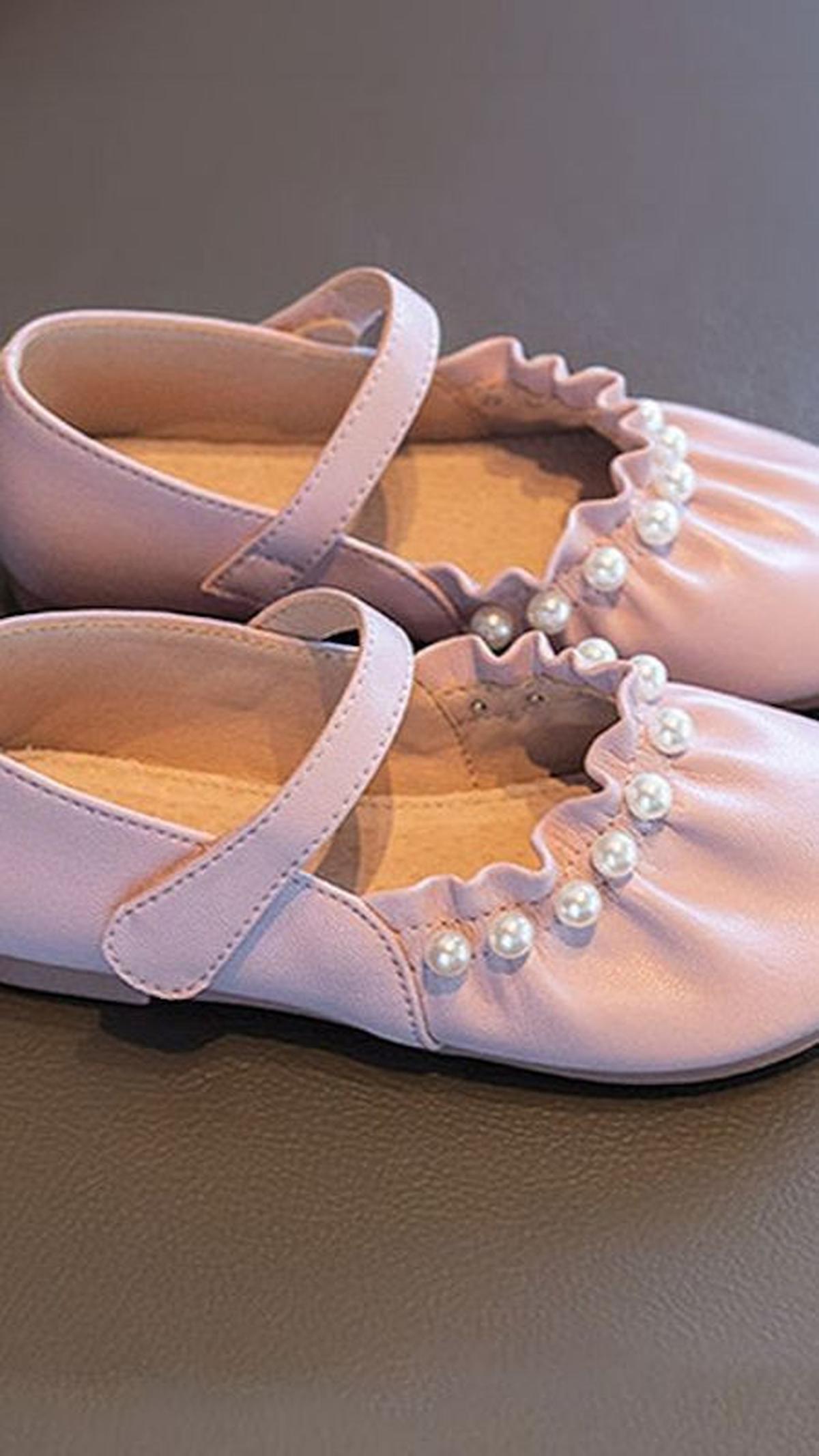 <b>Mosbo: Sepatu dnegan Sentuhan Mutiara&nbsp;</b>