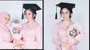 Sus Rini pengasuh Rafathar Malik Ahmad alias Cipung sedang pulang kampung. Selain berkumpul dengan keluarga karena lebaran tak bisa mudik, Sus Rini juga membagikan momen mendampingi putrinya wisuda. Berikut beberapa potretnya. [Instagram/riniperdiyanti]