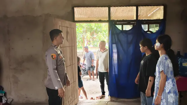 Petugas Satreskrim Polres Lampung Selatan saat melakukan penggrebekan ke rumah pelaku penikaman, namun pelaku belum berhasil ditemukan.