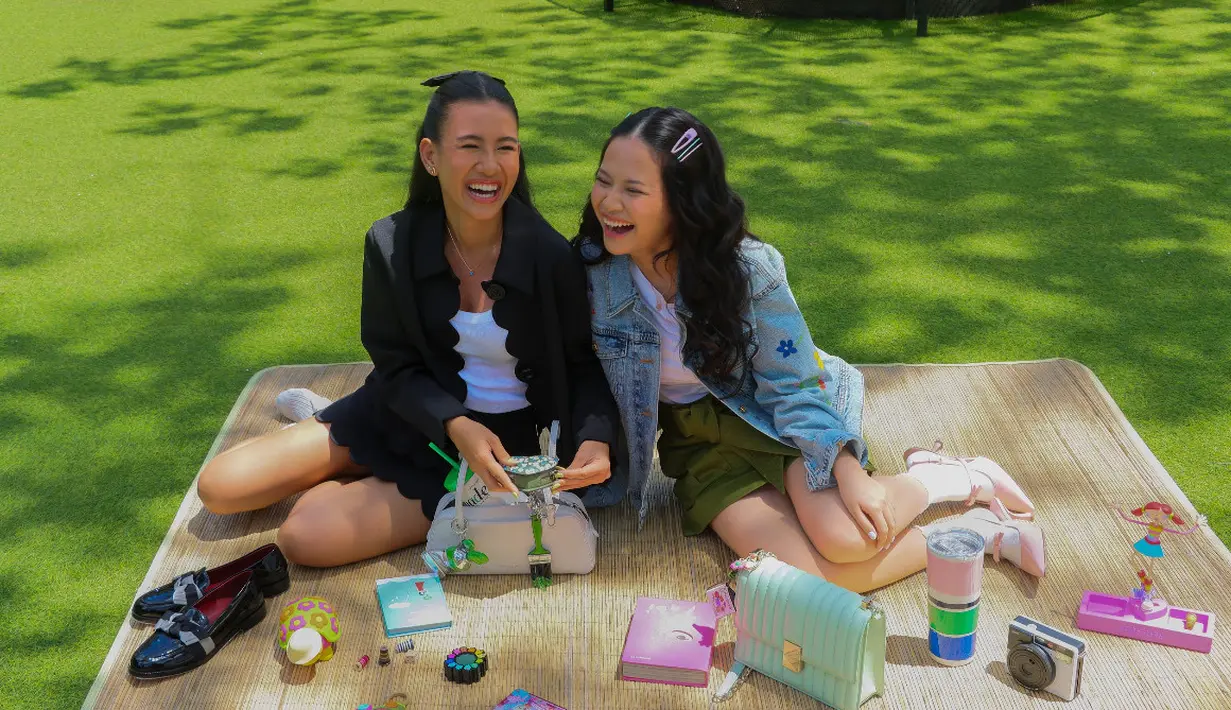 Sementara itu, Shenina memilih tampilan yang lebih chic dalam balutan set jaket dan rok berwarna hitam, serta Grace East-West Shoulder Bag yang dikenal akan siluetnya yang kekinian. [Kate Spade]