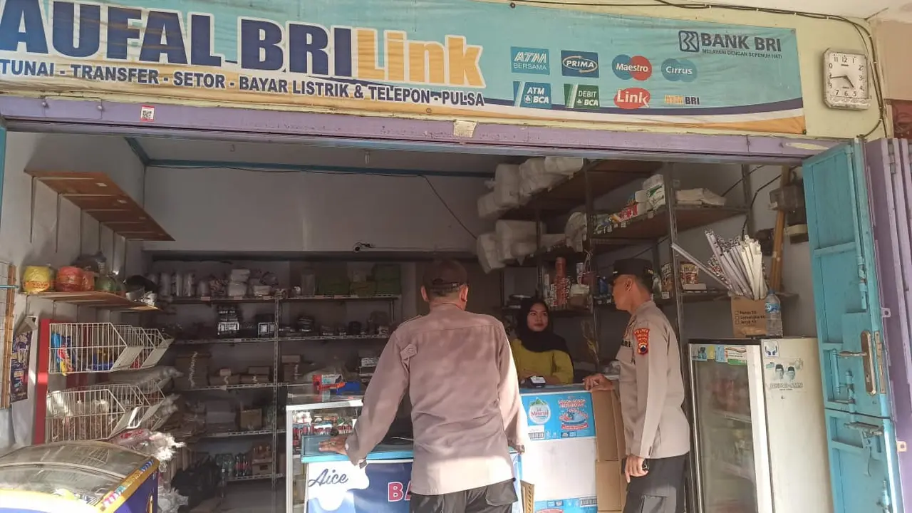 Kepolisian Pemalang melakukan patroli dialogis dengan agen bank atau laku pandai untuk mengantisipasi potensi kriminalitas jelang Nataru 2024. (Foto: Liputan6.com/Polres Pemalang)