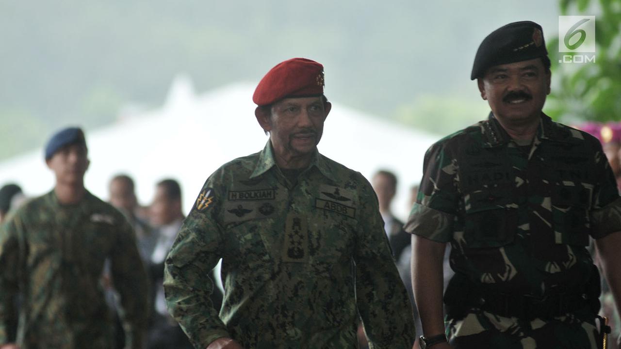 Sambut Sultan Brunei, Jokowi Bergaya Militer di Mabes TNI