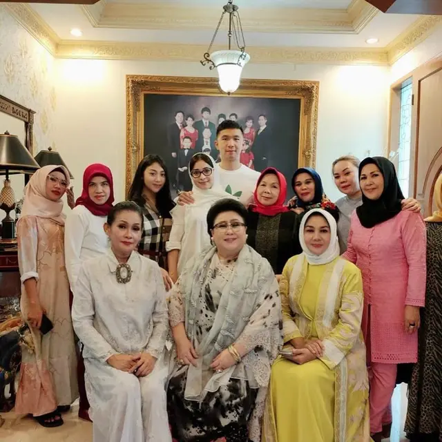 6 Momen Kebersamaan Indra Priawan dengan Keluarga Besar Nikita Willy
