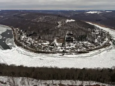 Pemandangan Sungai Allegheny yang tertutupi es di Brady's Bend, East Brady, Pennsylvania, Amerika Serikat, Selasa (23/2/2021). Dengan musim dingin yang terus-menerus, ada kemacetan es di sepanjang Sungai Allegheny utara. (Matt Freed/Pittsburgh Post-Gazette via AP)