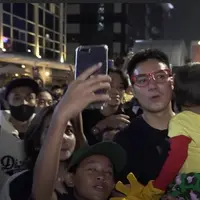 Baim Wong saat diserbu massa begitu pertama kali berkunjung ke Sudirman bersama Kiano untuk menemui pentolan Citayam Fashion Week. (Foto: YouTube/Baim Paula)