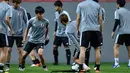 Para pemain Jepang saat mengikuti sesi latihan di Belo Horizonte, Brasil (23/6/2019). Jepang masih memiliki asa lolos ke 8 besar Copa America setelah bermain imbang 2-2 atas  Uruguay. (AFP Photo/Douglas Magno)