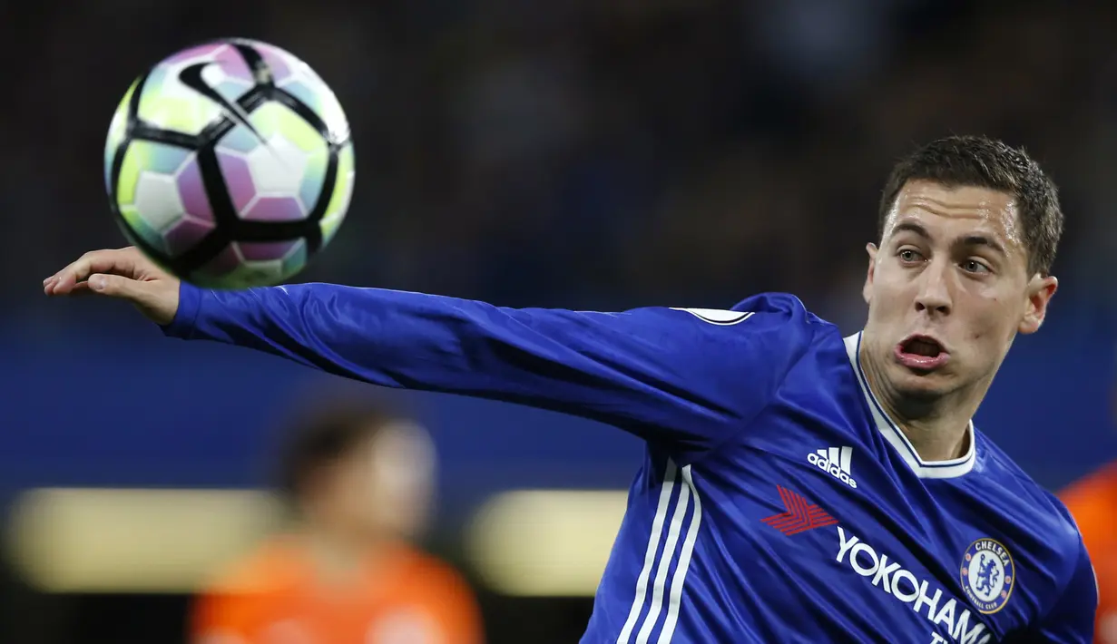 Peran besar Eden Hazard membawa Chelsea ke peringkat atas klasemen sementara Premier League membuat dirinya terpilih sebagai salah satu kandidat The Professional Footballers Association (PFA) Of The Year 2017. (AP/Alastair Grant)