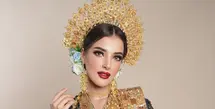 Perempuan berparas Arab ini dipulas dengan riasan bold klasik yang membuatnya terlihat semakin memesona.
