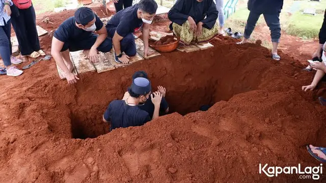 7 Potret Pemakaman Clerence Chyntia, Tangis Rio Alief Pecah