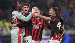 Skuad AC Milan memeluk Mike Maignan usai laga lawan Inter Milan di pekan ke-12 Serie A 2025/2026 di Giuseppe Meazza, Senin (24/11/2025) (AP Photo/Antonio Calanni)