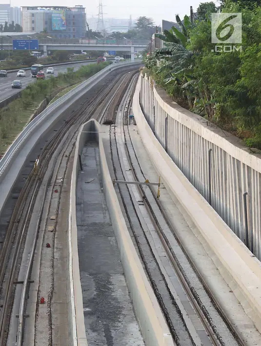 Penampakan proyek Light Rail Transit (LRT) Jabodebek di Jakarta, Minggu (12/8). Progres pembangunan proyek yang dimulai sejak 2015 tersebut sampai saat ini telah mencapai 41 persen. (Liputan6.com/Immanuel Antonius)