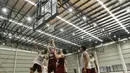 Para pebasket West Bandits saat latihan di Aim High Stadium, Tangerang, Kamis (20/5/2021). Latihan tersebut merupakan persiapan jelang melakoni laga babak play-off IBL 2021. (Bola.com/M Iqbal Ichsan)