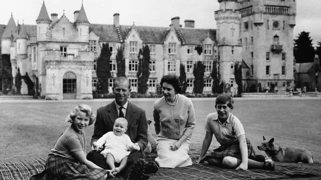 Pangeran Philip, Ratu Elizabeth II bersama Pangeran Charles, Putri Anne, dan Pangeran Andrew. foto diambil di Kastil Balmoral, Skotlandia, pada 1960 (AP Photo/File)