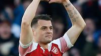 Gelandang Arsenal, Granit Xhaka berselebrasi usai mencetak gol ke gawang Manchester United selama pertandingan lanjutan Liga Inggris di Stadion Emirates di London (10/3). Arsenal menang 2-0 atas MU. (AFP Photo/Ian Kington)