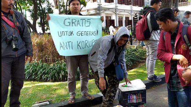 Dukung Aksi Demonstrasi Mahasiswa Penjual Es Ini Gratiskan
