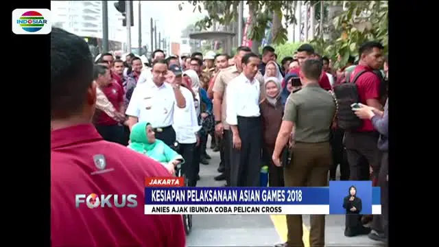 Jokowi juga sempat mencoba pelican cross di kawasan Bunderan Hotel Indonesia.